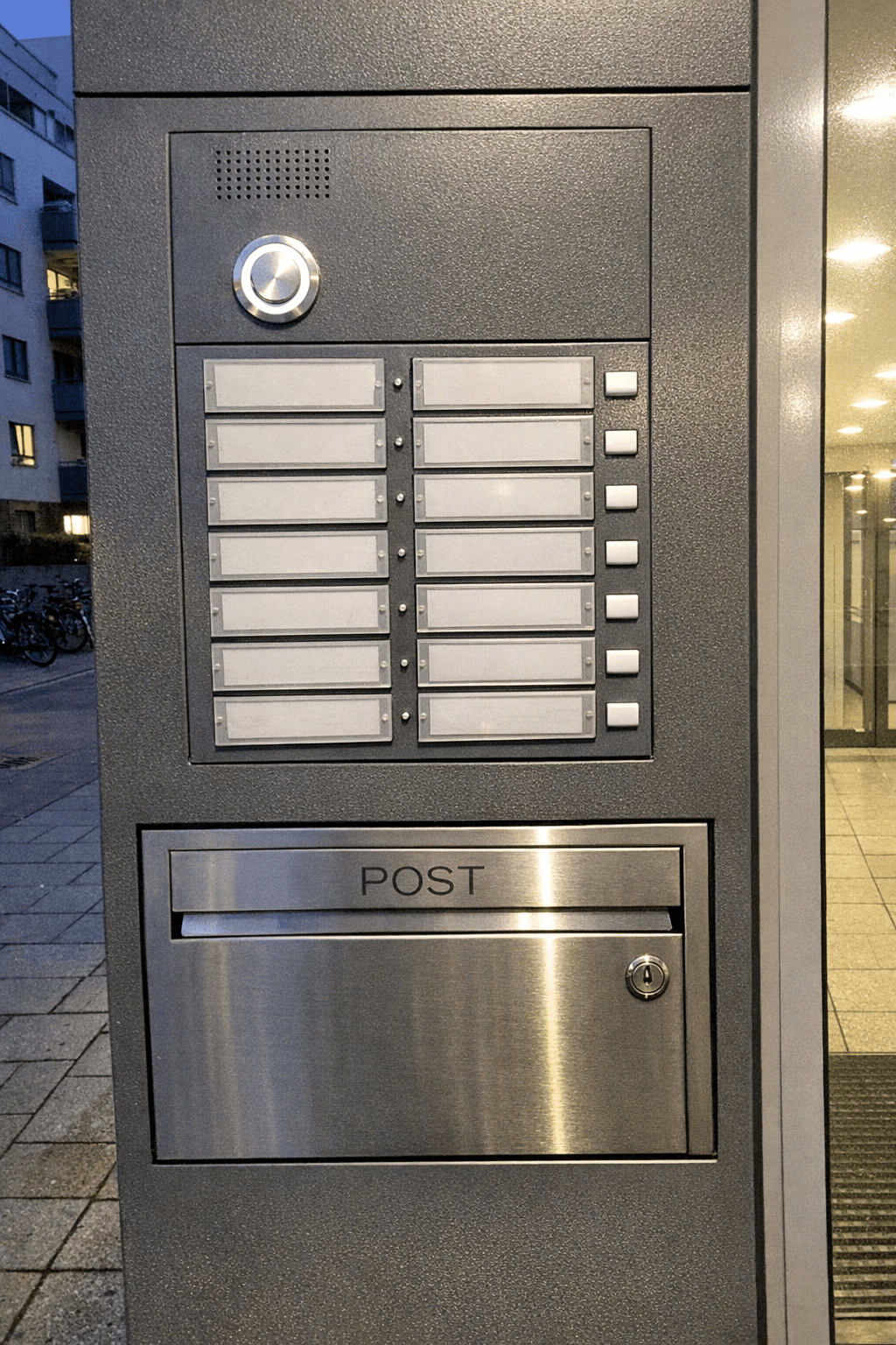 Moderne Briefkasten- und Klingelanlage an einem Mehrfamilienhaus