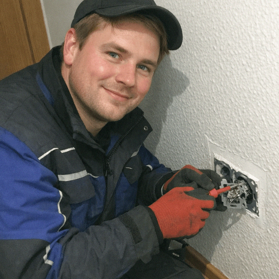 Beseitigung von Brandschäden an einer Steckdose